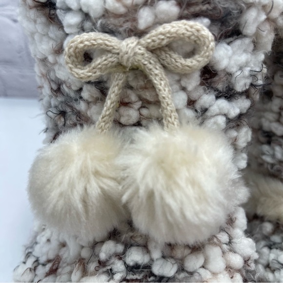 **SOLD**  YOU MISSED IT ! Steve Madden Chunky Knit Flat Boots M (7-8) - Picture 3 of 7